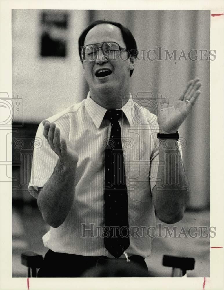 1986 Press Photo Shelton Berg, jazz instructor, claps hands with eyes closed.