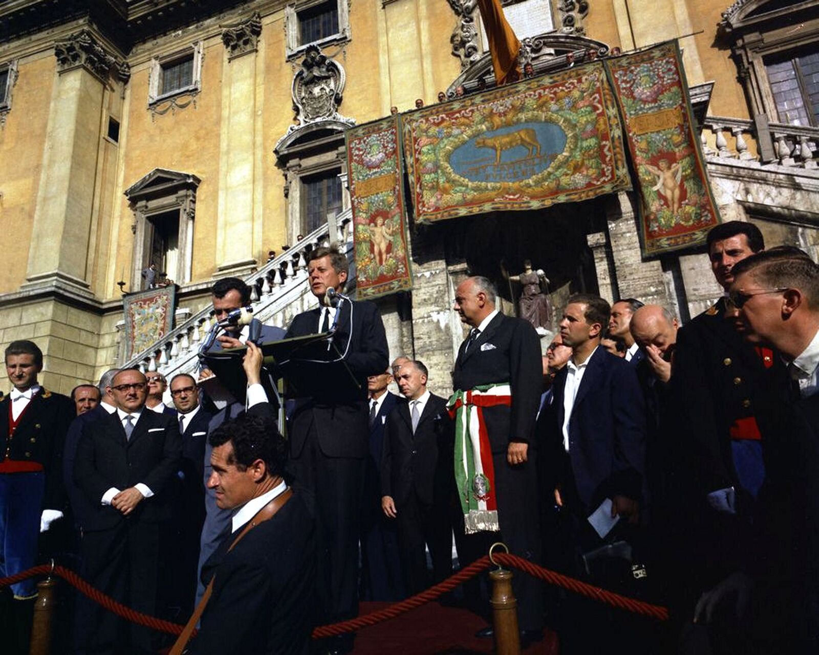 1963 PRESIDENT KENNEDY Speaks at City Hall in Rome PHOTO (164-X)