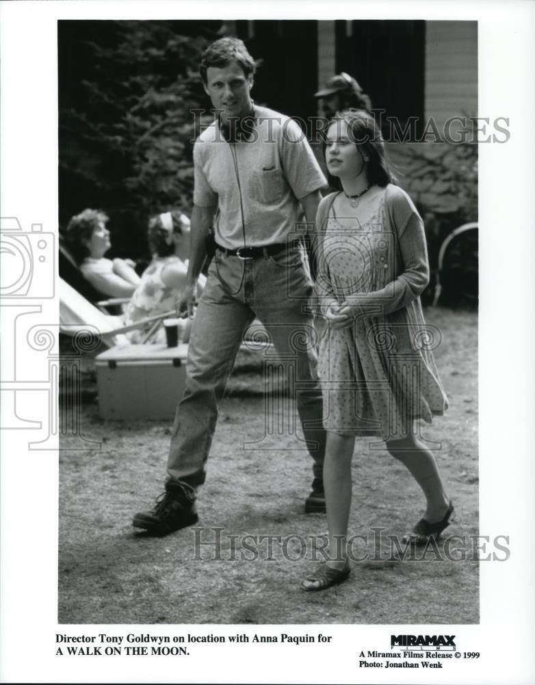 1999 Press Photo Director Tony Goldwyn and Anna Paquin on set Walk on the Moon
