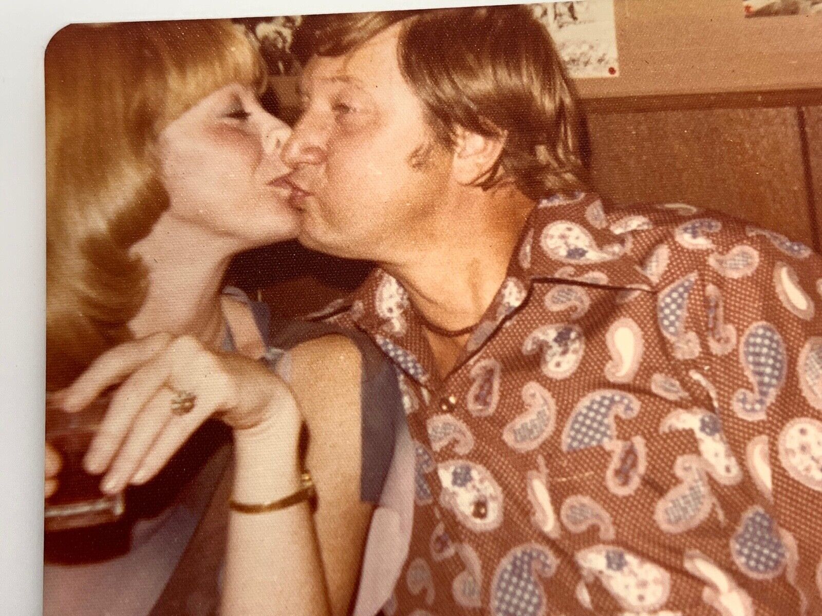 (AbA) Vintage Original FOUND PHOTO Photograph Snapshot 70\'s Kissing Couple