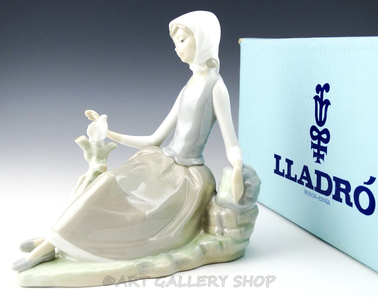 Vintage Lladro Figurine SHEPHERDESS GIRL WITH DOVE BIRD #4660 Mint in Box