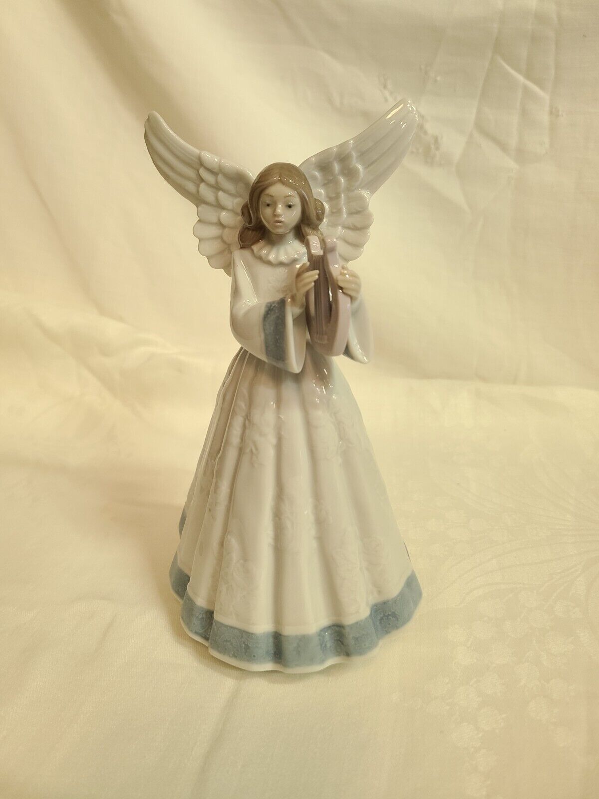 Lladro 5830 Heavenly Harpist Angel