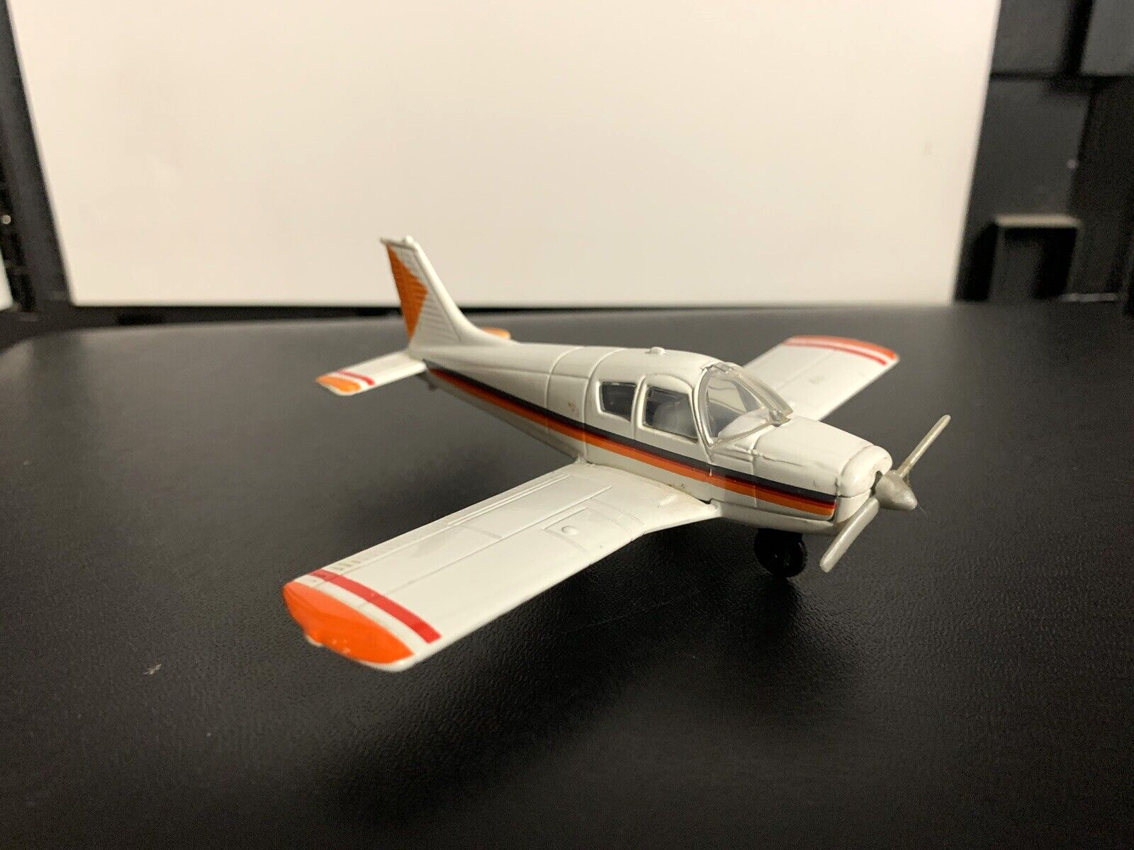 PIPER AIRCRAFT CORP PIPER CHEROKEE LOW WING-4 SEAT-ALL METAL DIE CAST MODEL