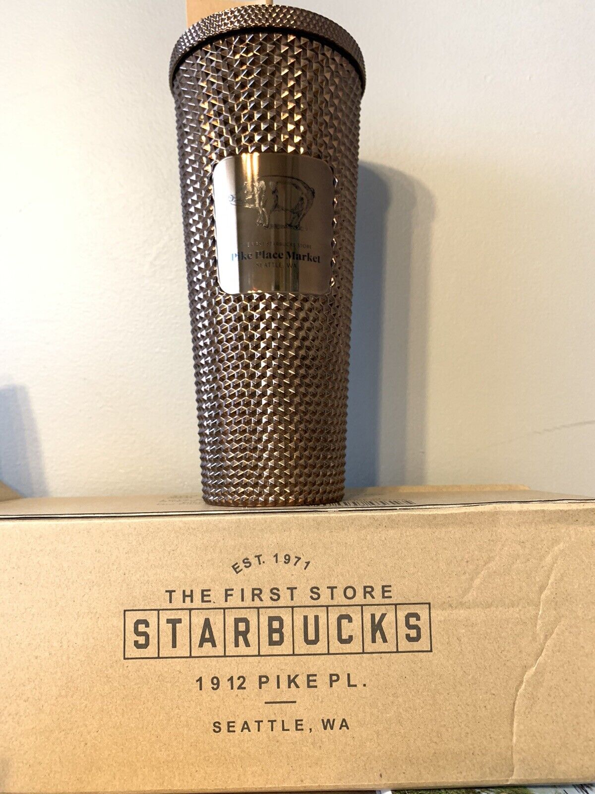 Starbucks Tumbler EXCLUSIVE The Pike Place Market Studded Gold Cup Venti 24oz