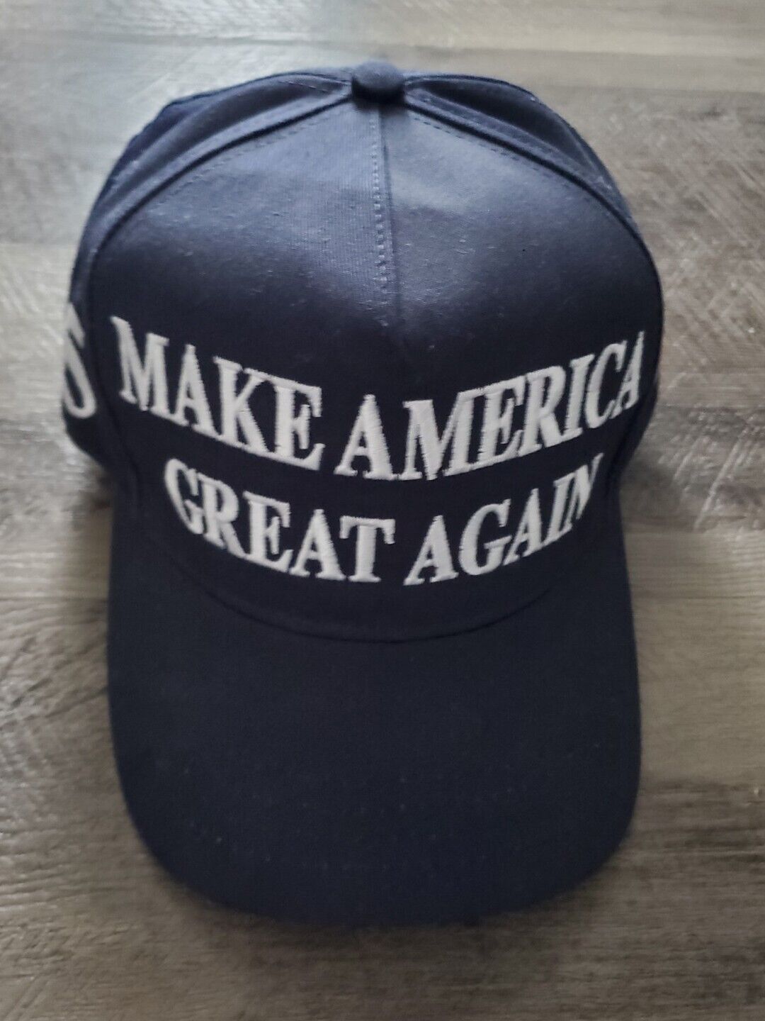 DONALD TRUMP OFFICIAL MAKE AMERICA GREAT AGAIN HAT  - AUTHENTIC NAVY & WHITE  