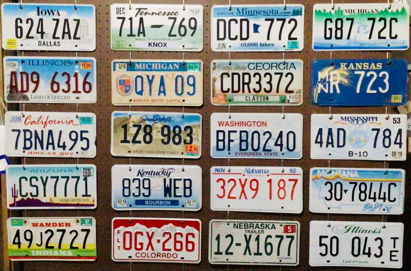 Large lot colorful of 100 old license plates - bulk - many states, low shipping