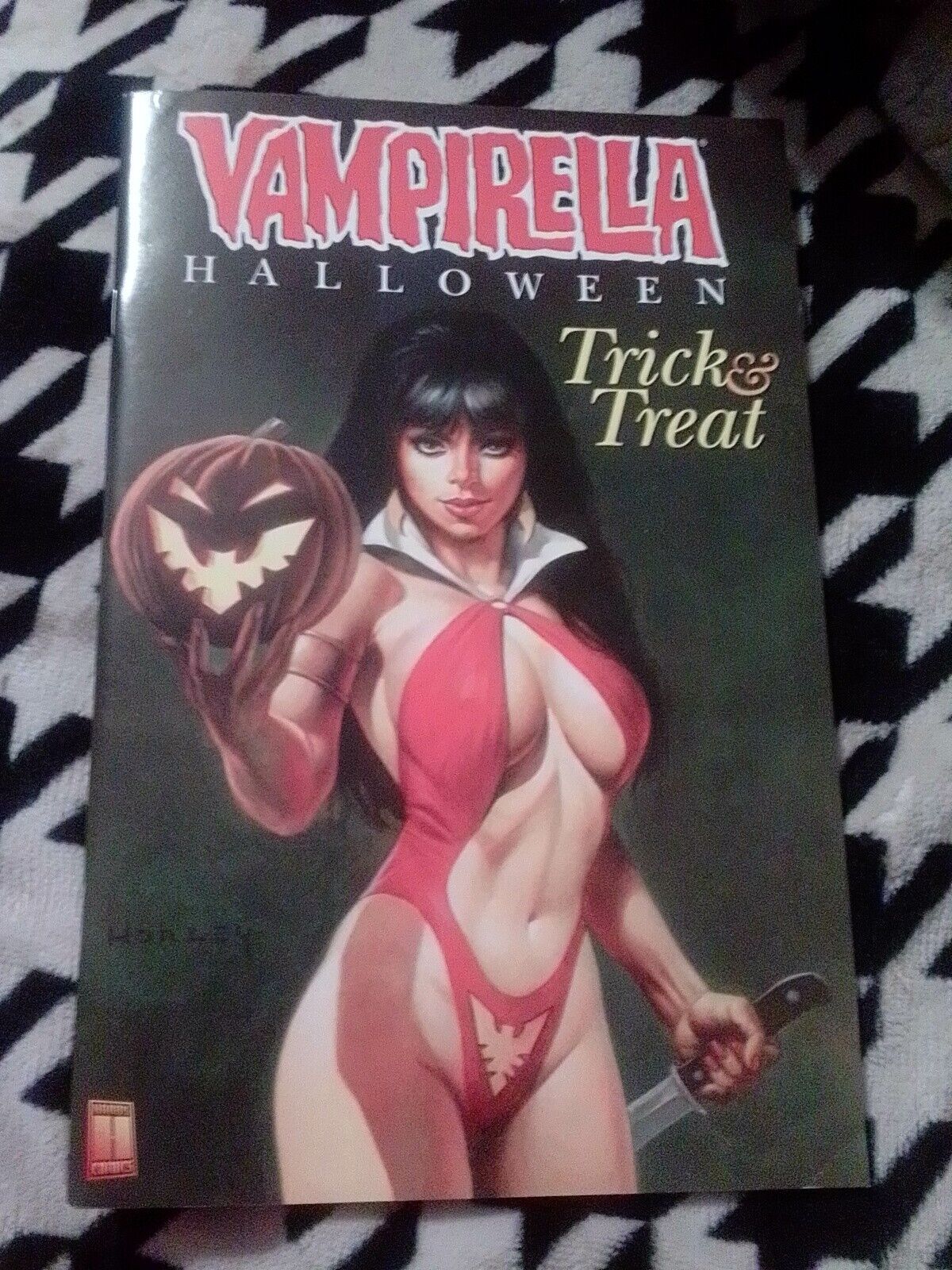 Vampirella Halloween Trick and Treat  Alex Horley Cover Harris Comic 2004