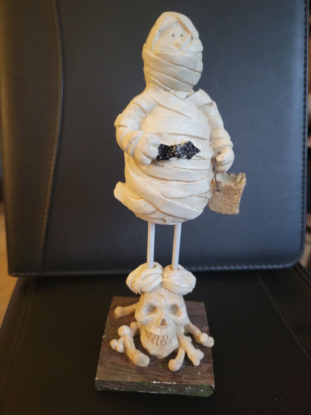 2003 JTS Mummy Figurine w/Skull 7 inches tall Rare and Very Cool