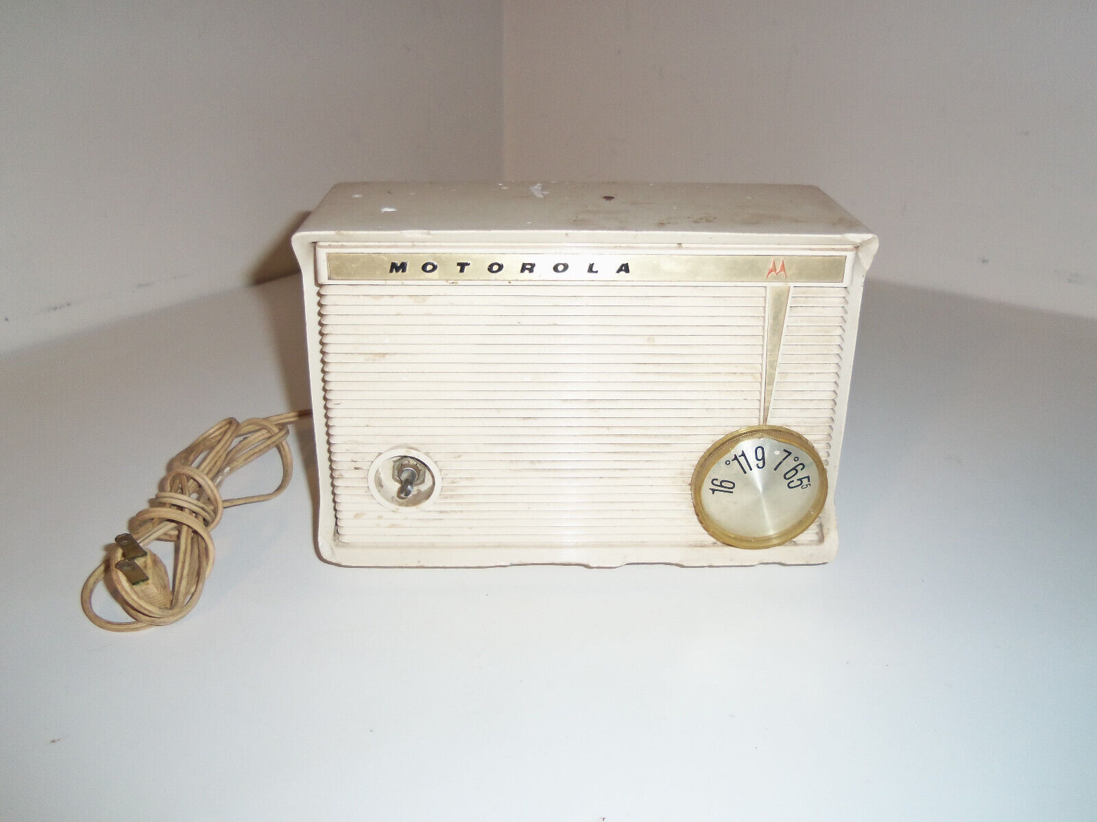 Vintage Motorola Dial Ivory Shell Tube Radio