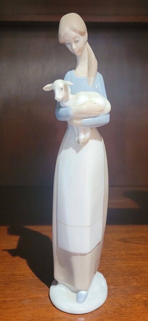 LLADRO GIRL HOLDING LAMB SHEEP PORCELAIN FIGURINE #4505 EXCELLENT CONDITION 