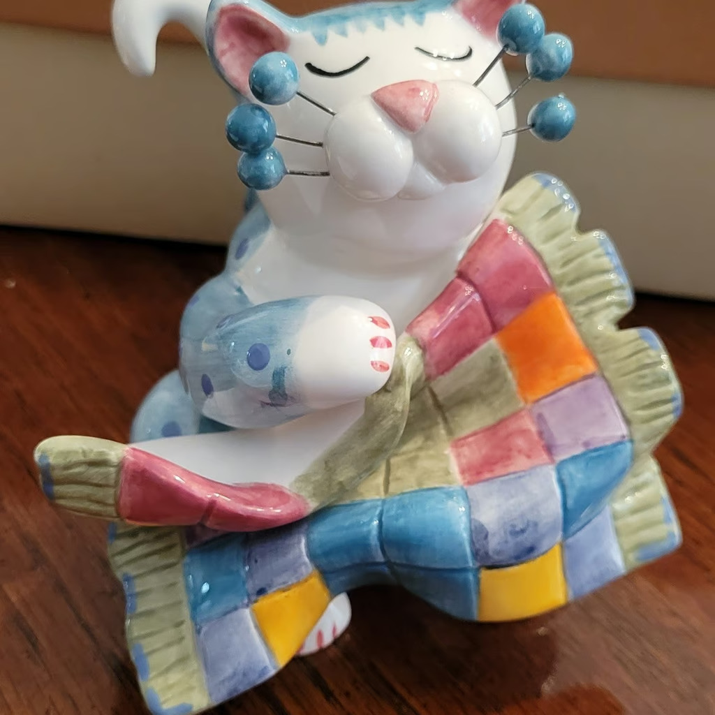 Annaco Creations 2002 Amy Lacombe Whimsiclay Cat with Blanket Quilt Figurine