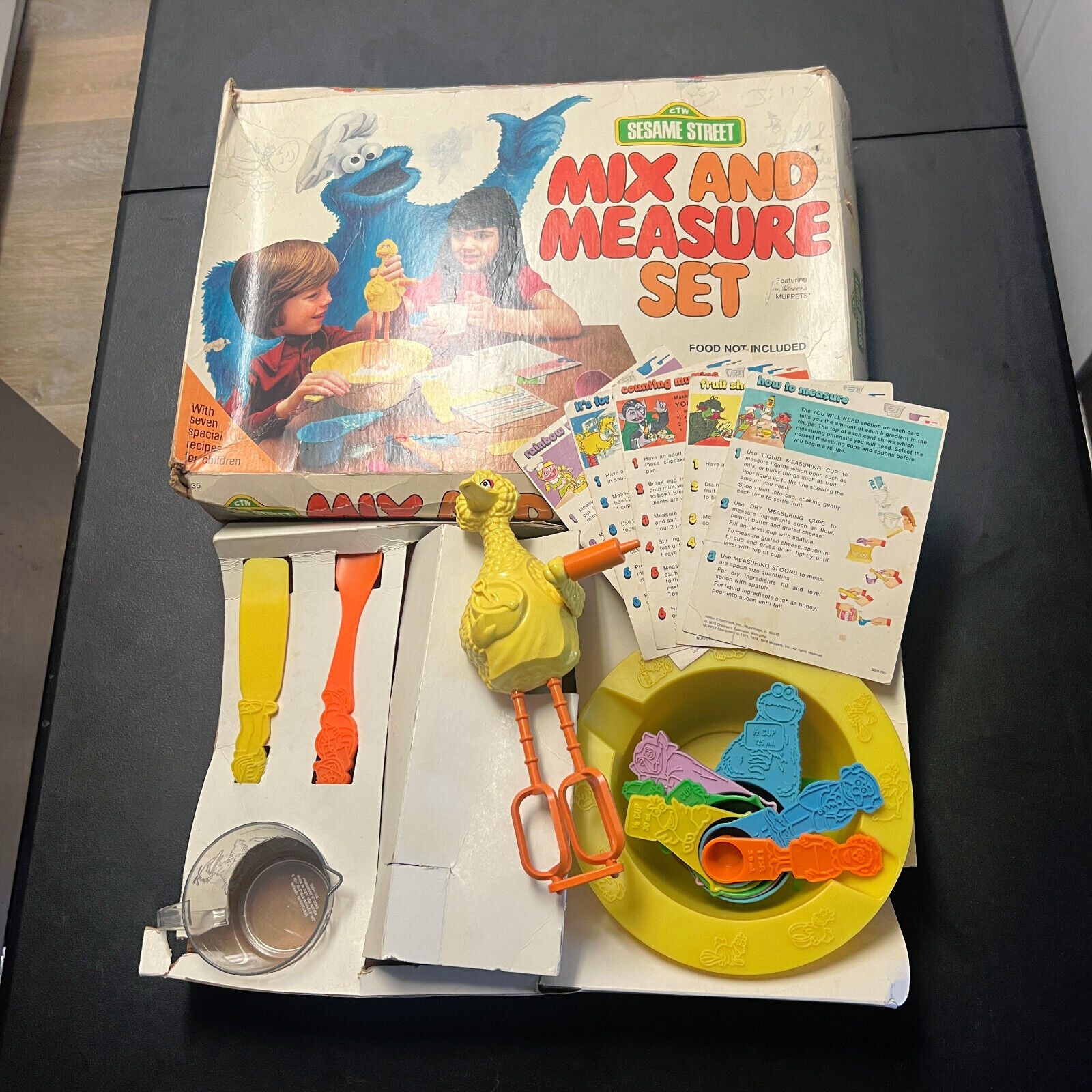 1978 Pillsbury Wilton Sesame Street Mix And  Measuring Set Vintage