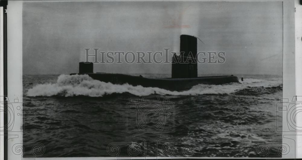 1958 Press Photo Seawolf, U.S. Navy submarine, begins its descent below