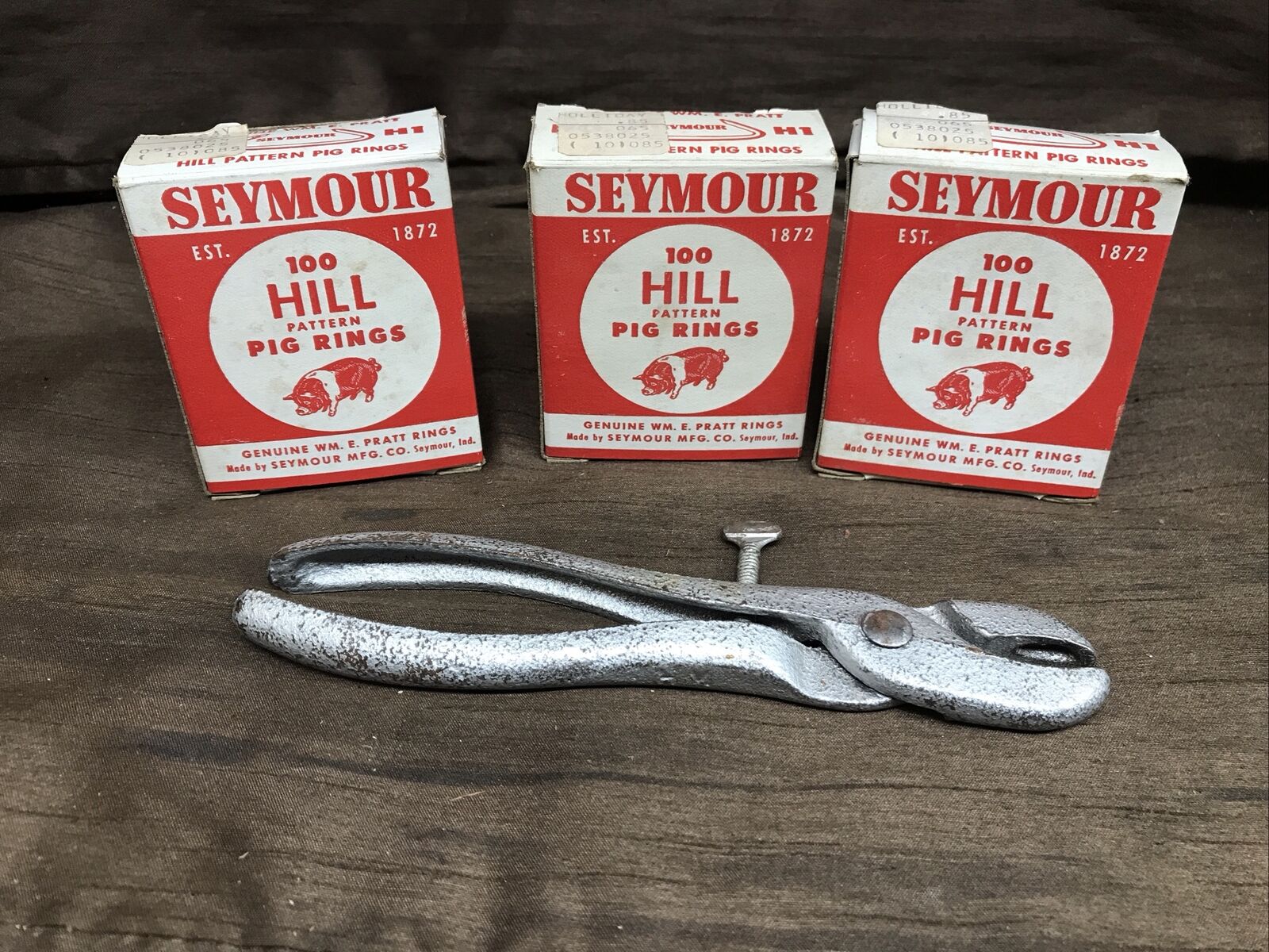 Vtg Seymour Hill\'s Ringer Pliers And 3  Box of  Pig Rings Around 250