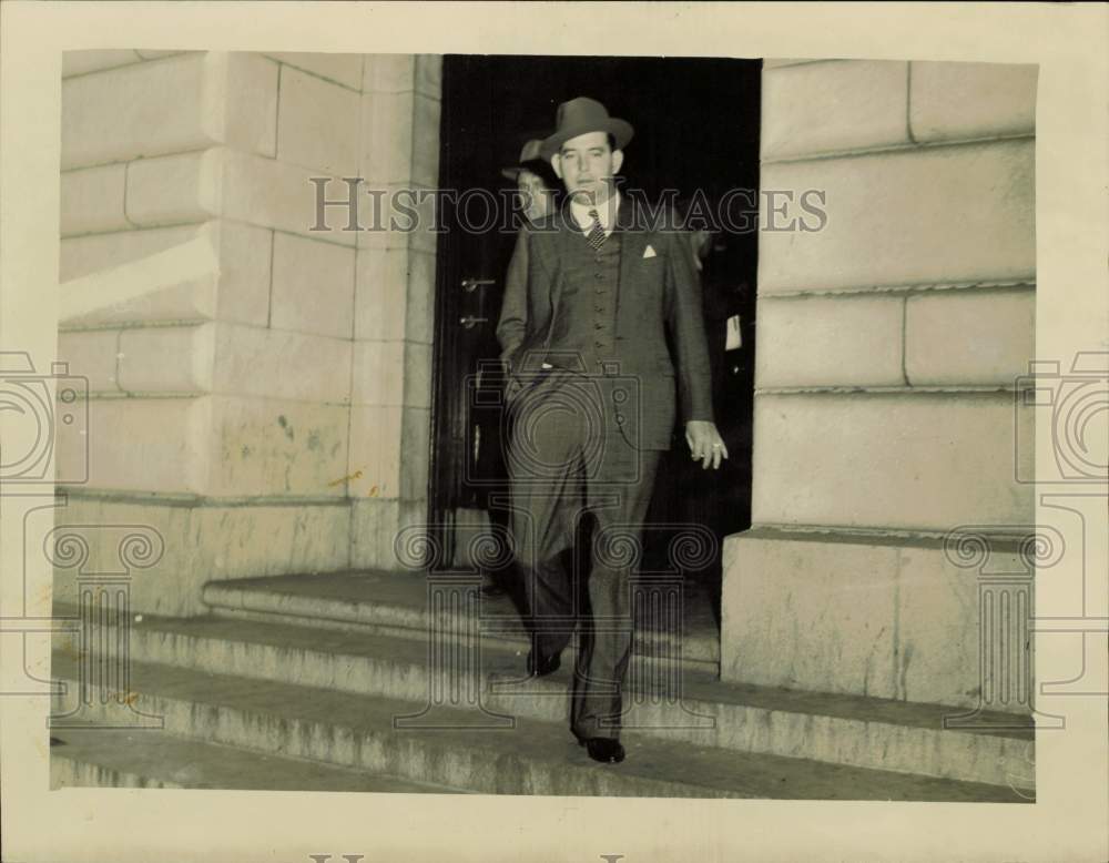 1939 Press Photo Lake Charles-area gambler C.M. Lewis leaves Federal Court, LA