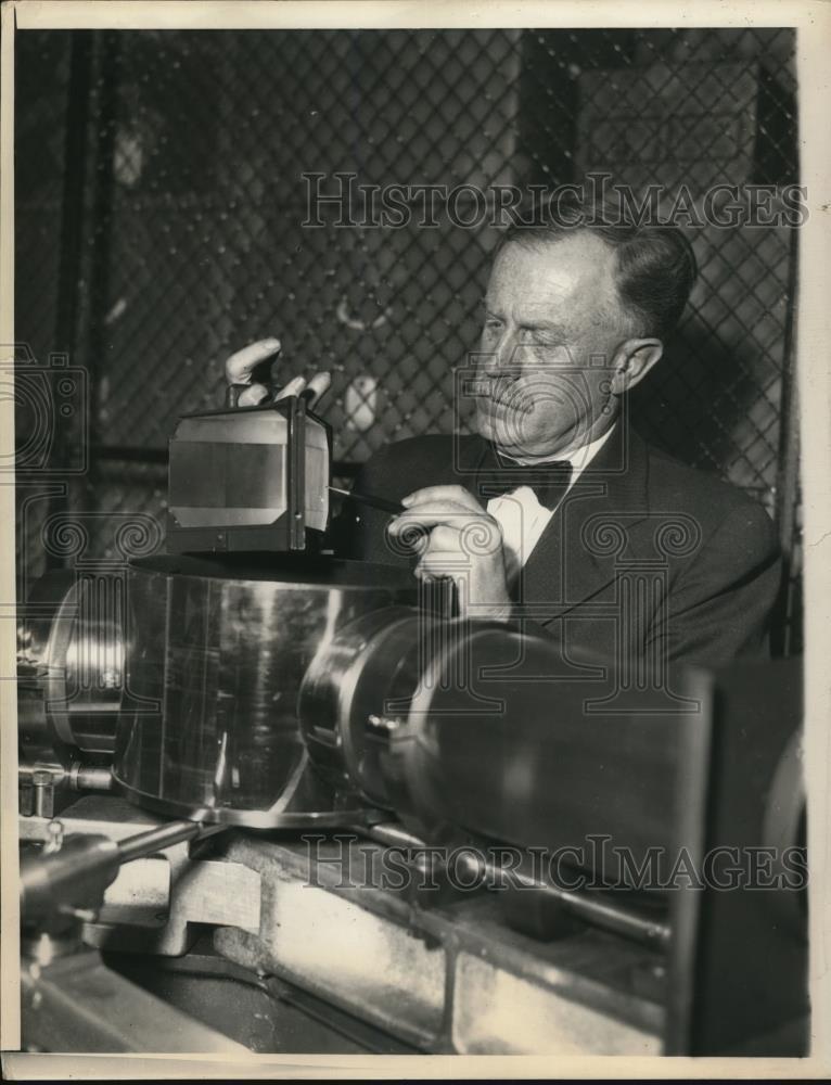 1933 Press Photo Dr W E Forsythe, Nela Park Ohio holding one of the Quartz