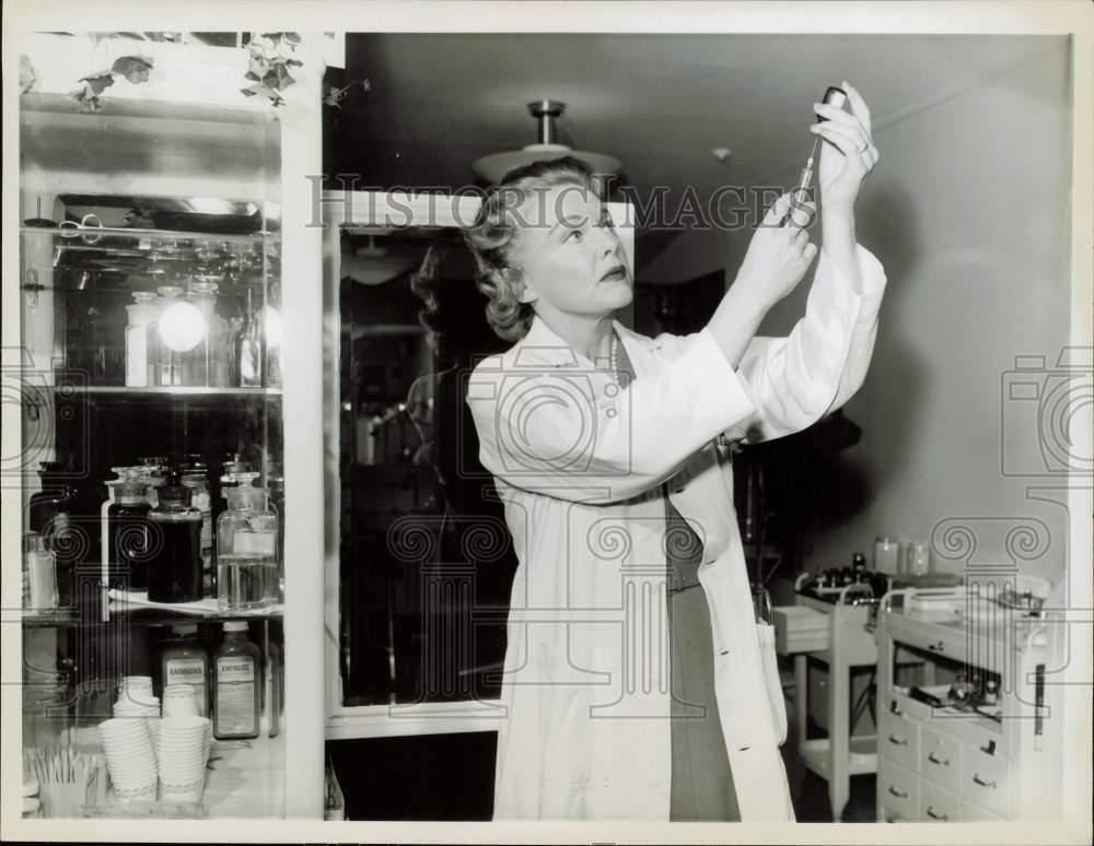 1957 Press Photo Actress Madeleine Carroll stars in 