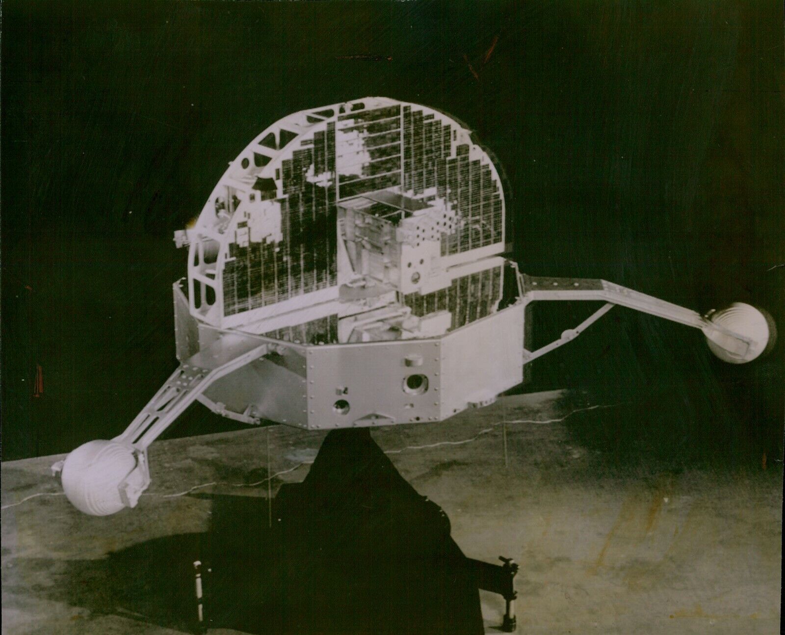 LG821 1962 Wire Photo SOLAR OBSERVATION MODEL Missile Orbiter NASA Technology