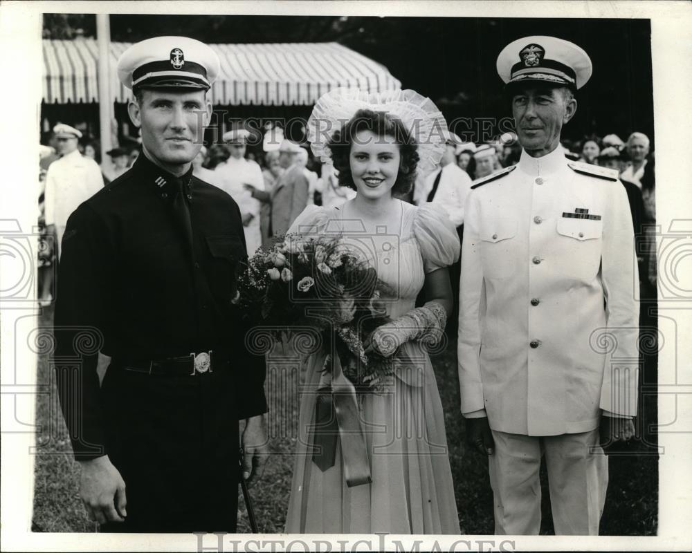 1943 Press Photo Marilyn Sandquist Midshipman George Chubb & Adm JR Beardall
