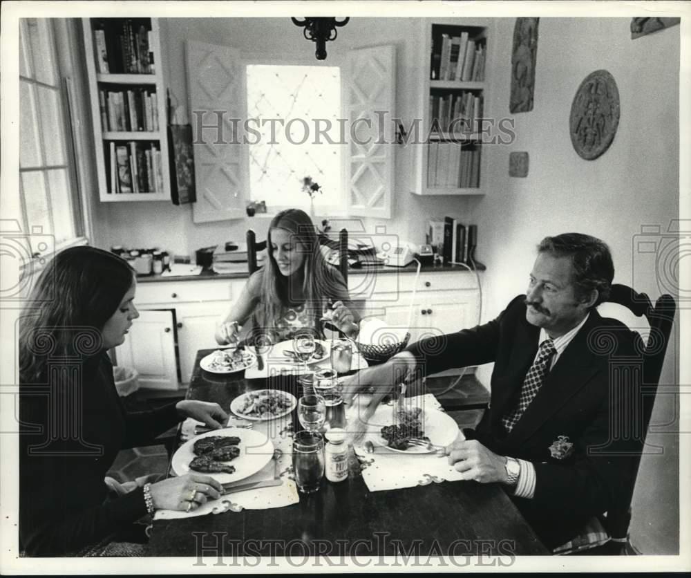 1972 Press Photo Dan Rowan and family has lunch in family home - hcb38249