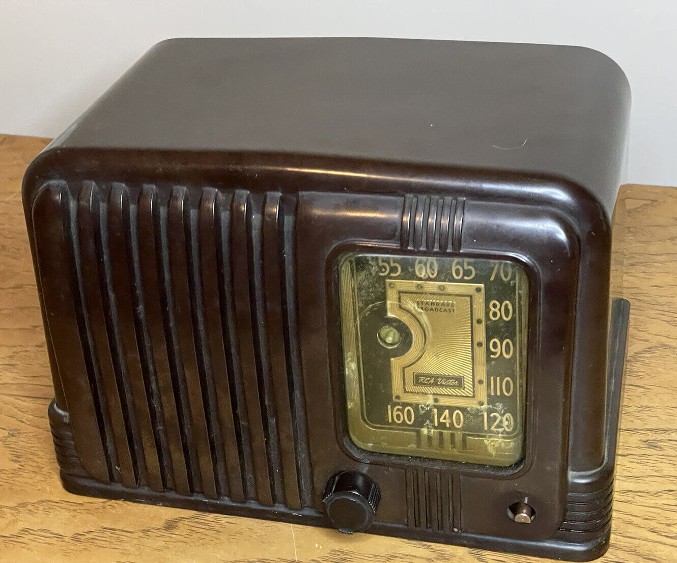 1939 RCA Victor Model 45-X-11 AM Tube Radio Walnut Brown Bakelite