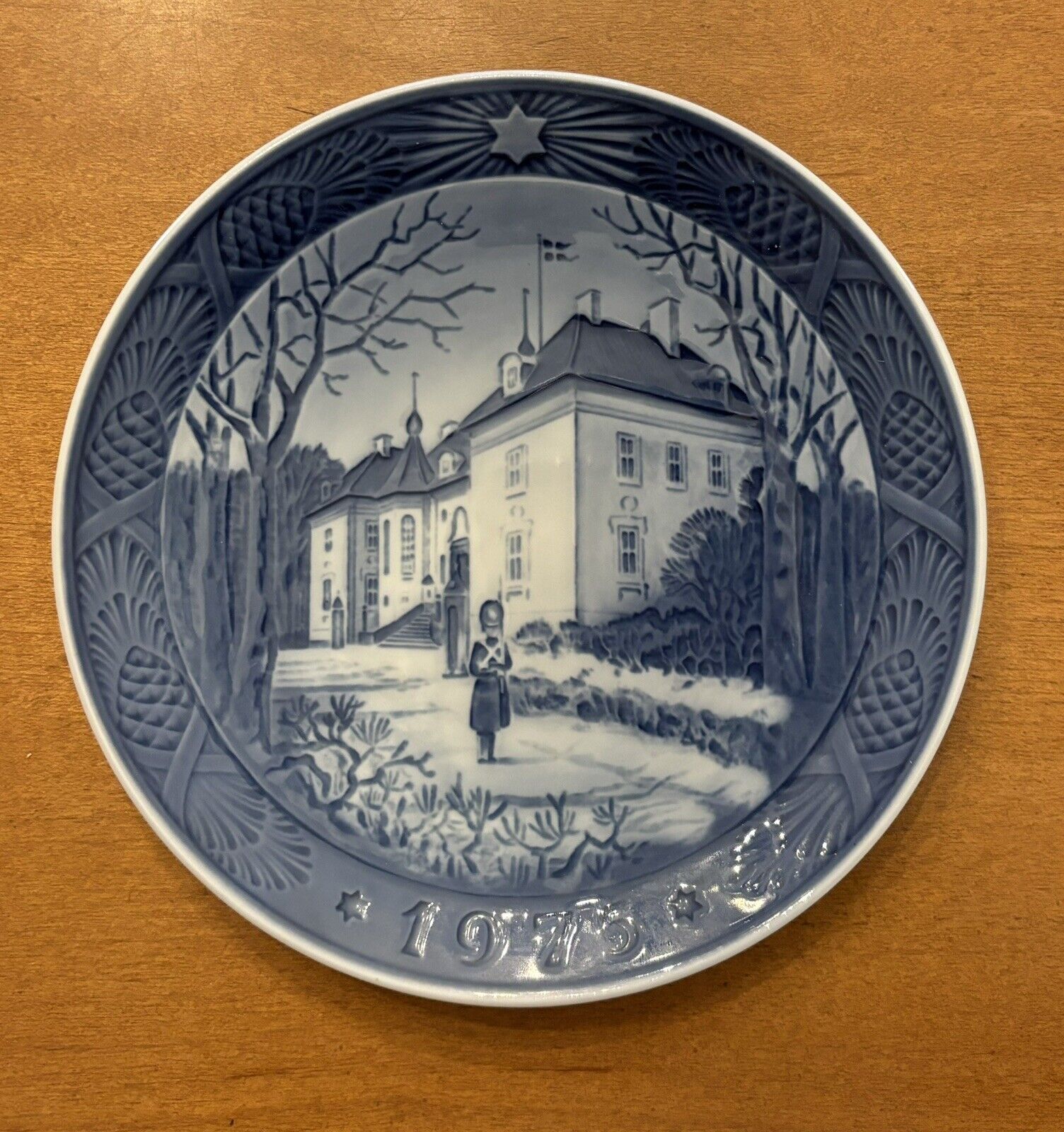 The Royal Copenhagen Porcelain Manufactory Christmas Plate 1975 Blue