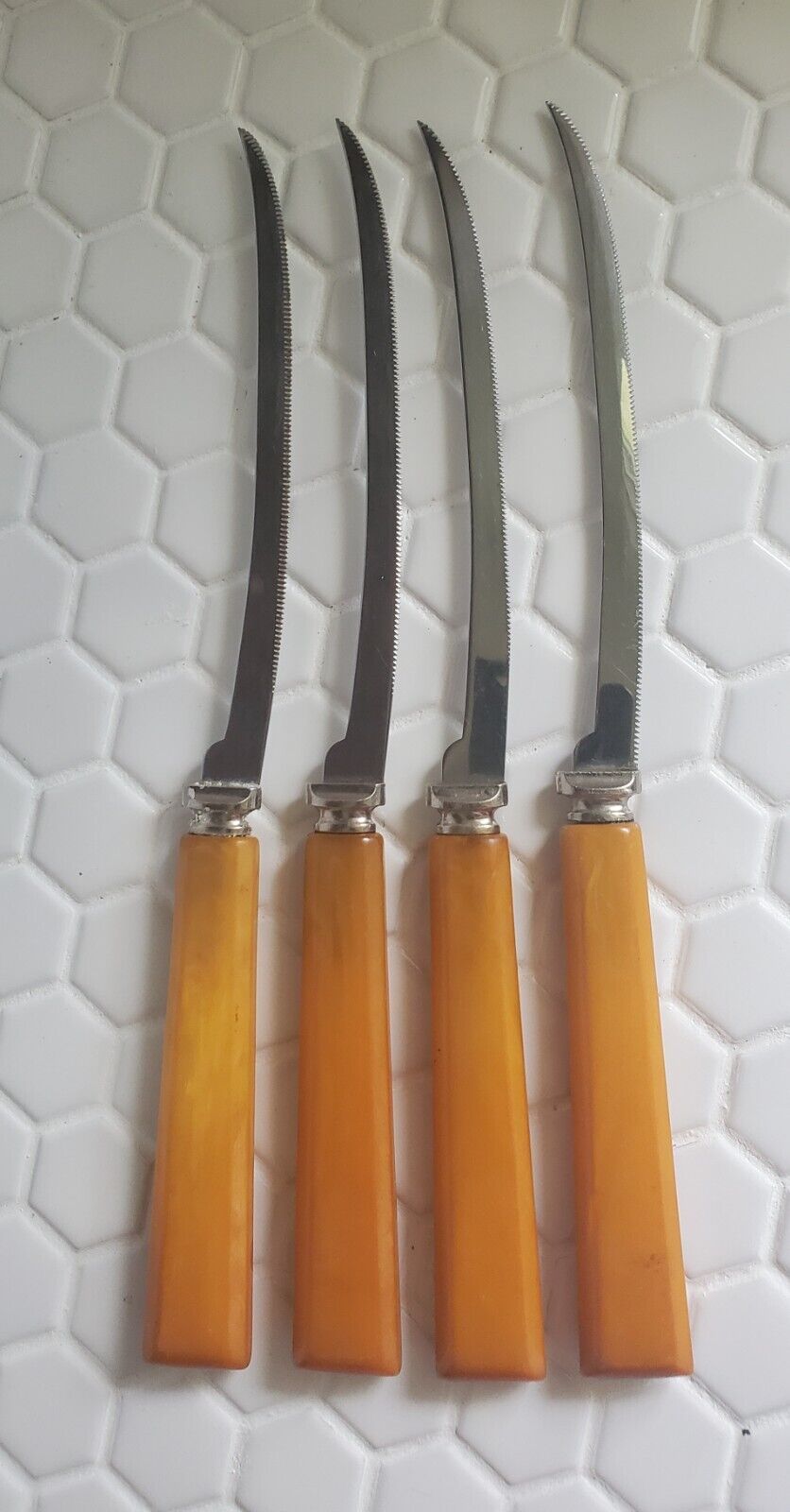4 Vintage Henry’s Stainless Steel Tomato/Steak Knives Butterscotch Bakelite