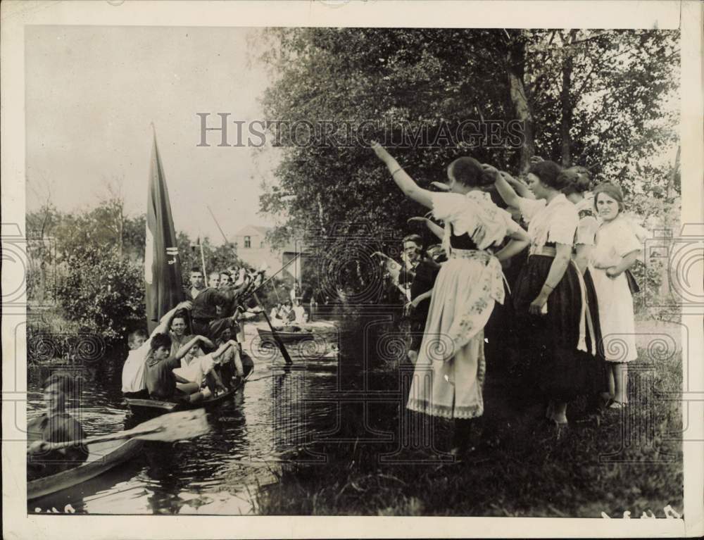 1923 Press Photo Spreewald girls greet arriving excursionists in Berlin, Germany