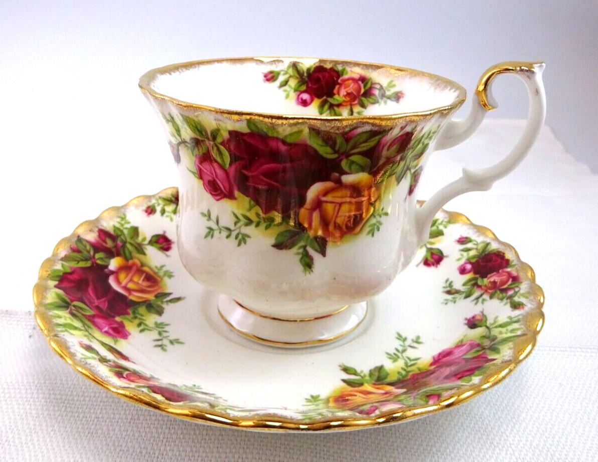LOVELY ROYAL ALBERT TEA CUP & SAUCER OLD COUNTRY ROSES BONE CHINA ENGLAND