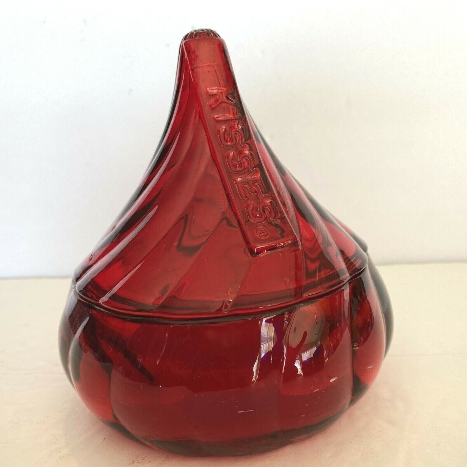 Hershey\'s Red Kisses Candy Dish w/Lid T413