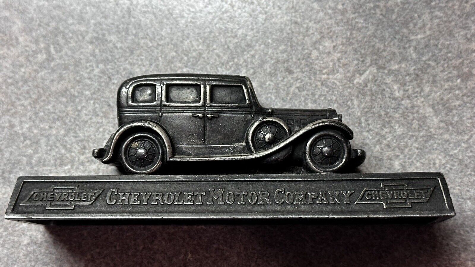 Vint 1932 Chevrolet Motor Company Desk Top dealership Paperweight Pamphlet Holdr