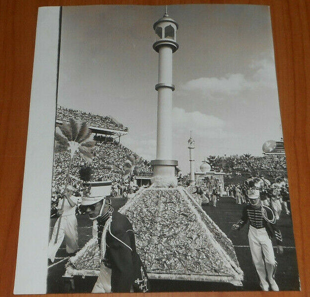 1960 Press Photo Miami Orange Bowl Halftime Show Band Members Tow Exotic Towers