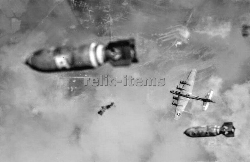 WW2 PICTURE PHOTO USAAF B 17 B-17 FLYING FORTRESS 1944 OVER PLOESTI 7087