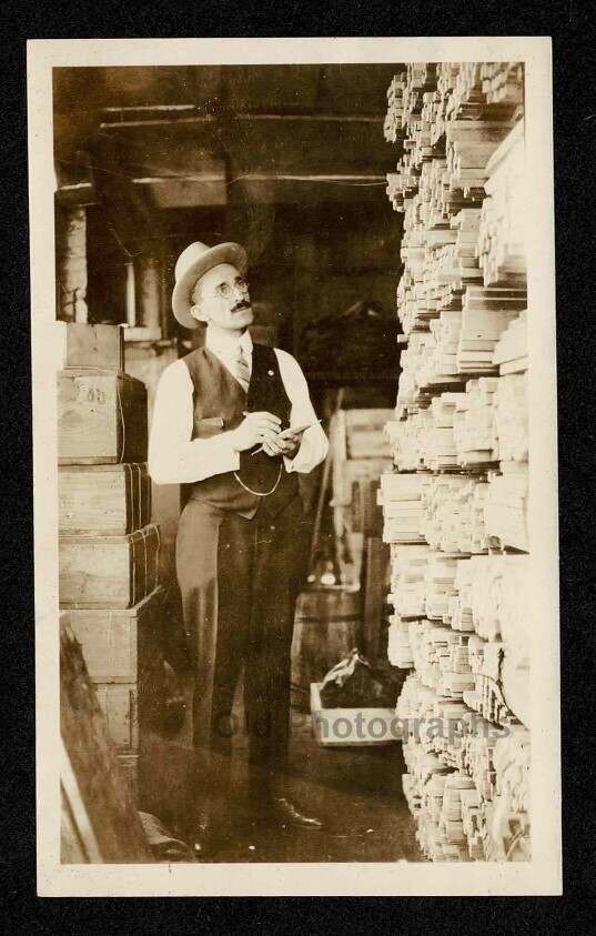 1920s BUSINESS MAN SUIT TAKING INVENTORY LIMBER YARD? OLD/VINTAGE PHOTO- K454