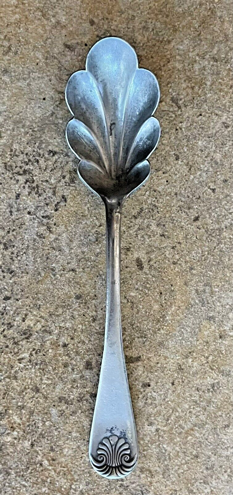 Vintage 650 WB/W scalloped shell metal sugar spoon