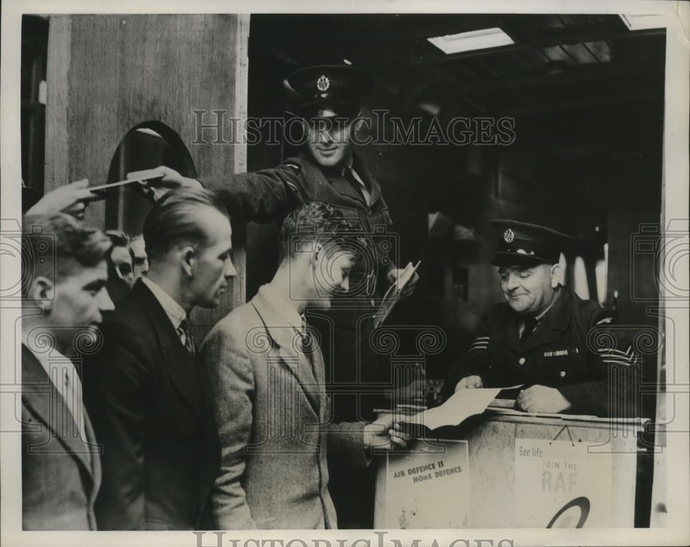 1938 Press Photo Brian Philip Griffin at RAF recruiting center in London