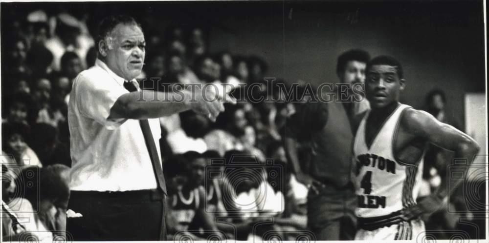 1982 Press Photo Coach Gaines talks to Winston-Salem State\'s Kevin McCray