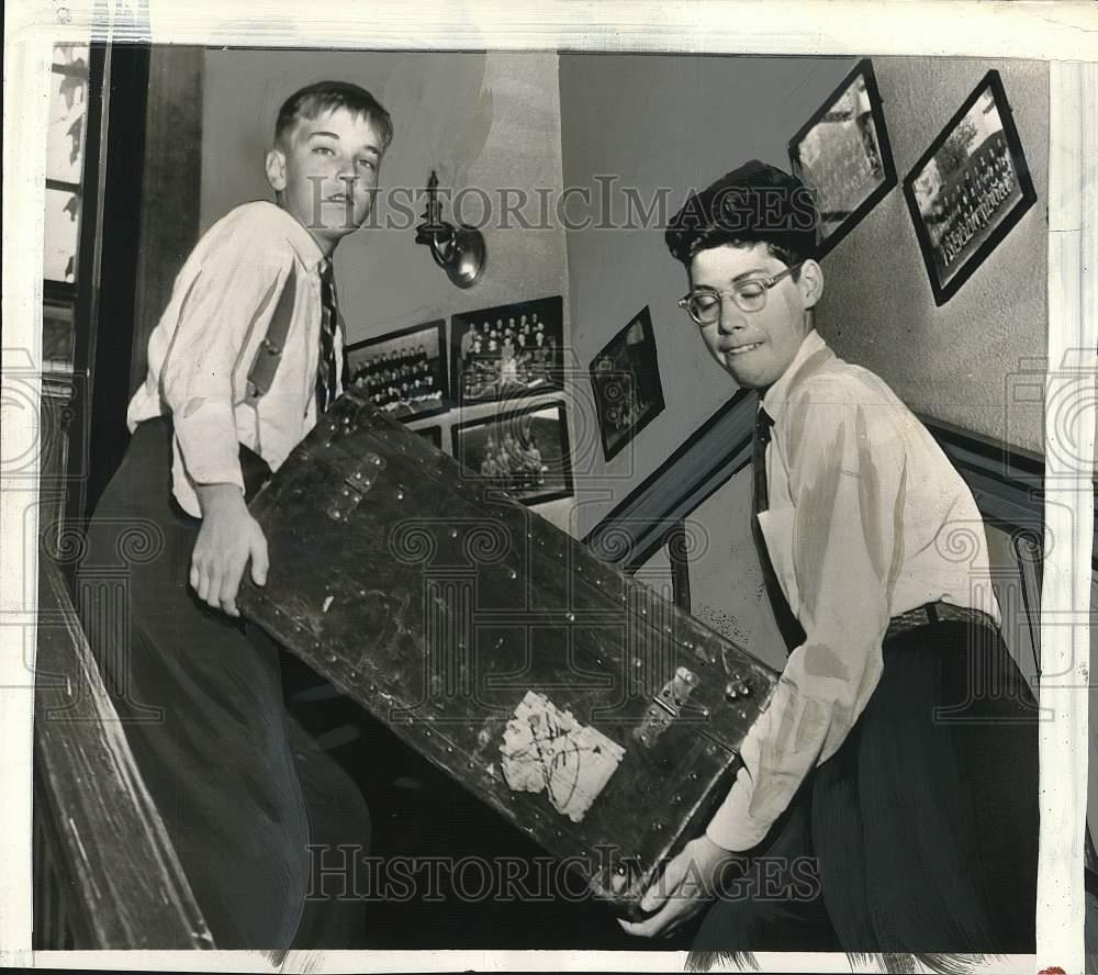 1952 Press Photo Franklin Roosevelt III & Dominic Hapsburg leave dorm in MA