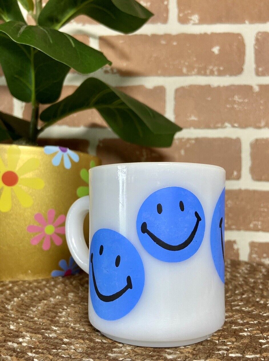 Vintage Retro White Milk Glass Mug Smiley Smile Face Be Happy Design Blue