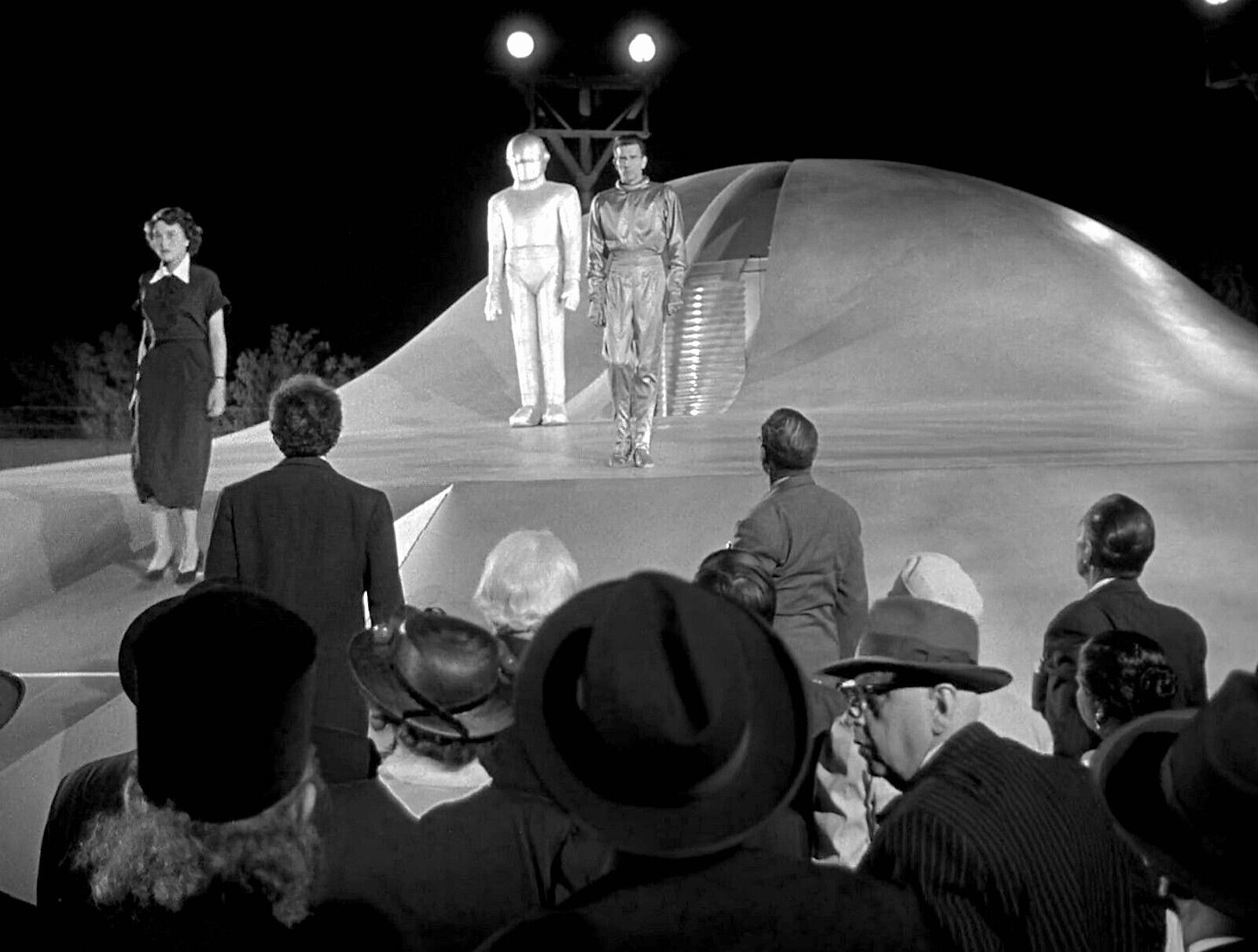 1951’s THE DAY THE EARTH STOOD STILL Klaatu & Helen leave spaceship b/w 8x10 #2