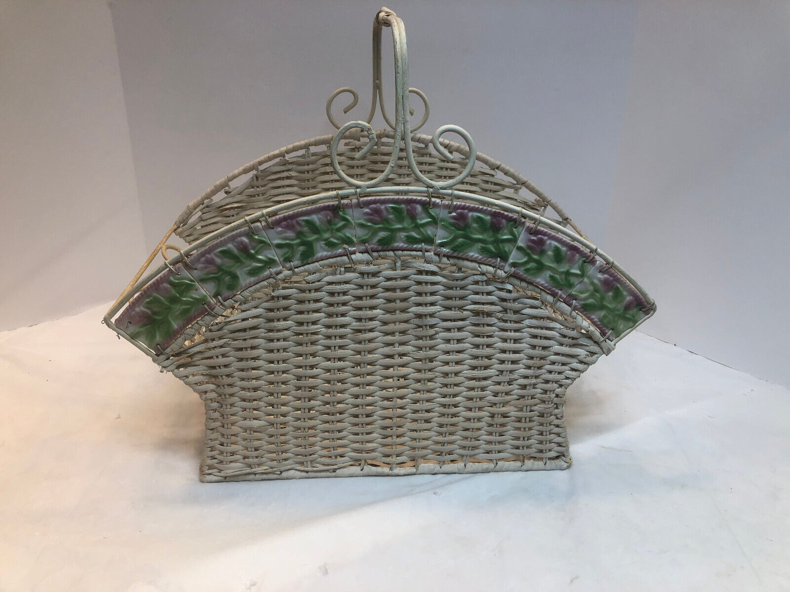 Vintage White Wicker Basket Tile Metal Frame 17\