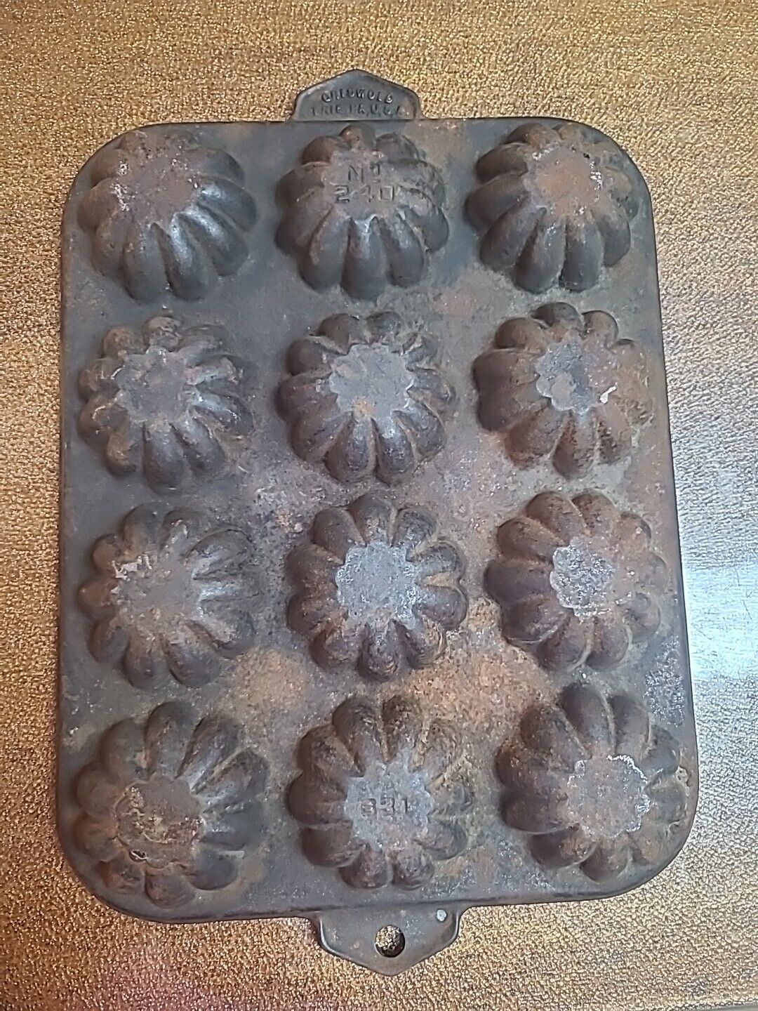 Cast Iron griswold turks head muffin pan #240 631
