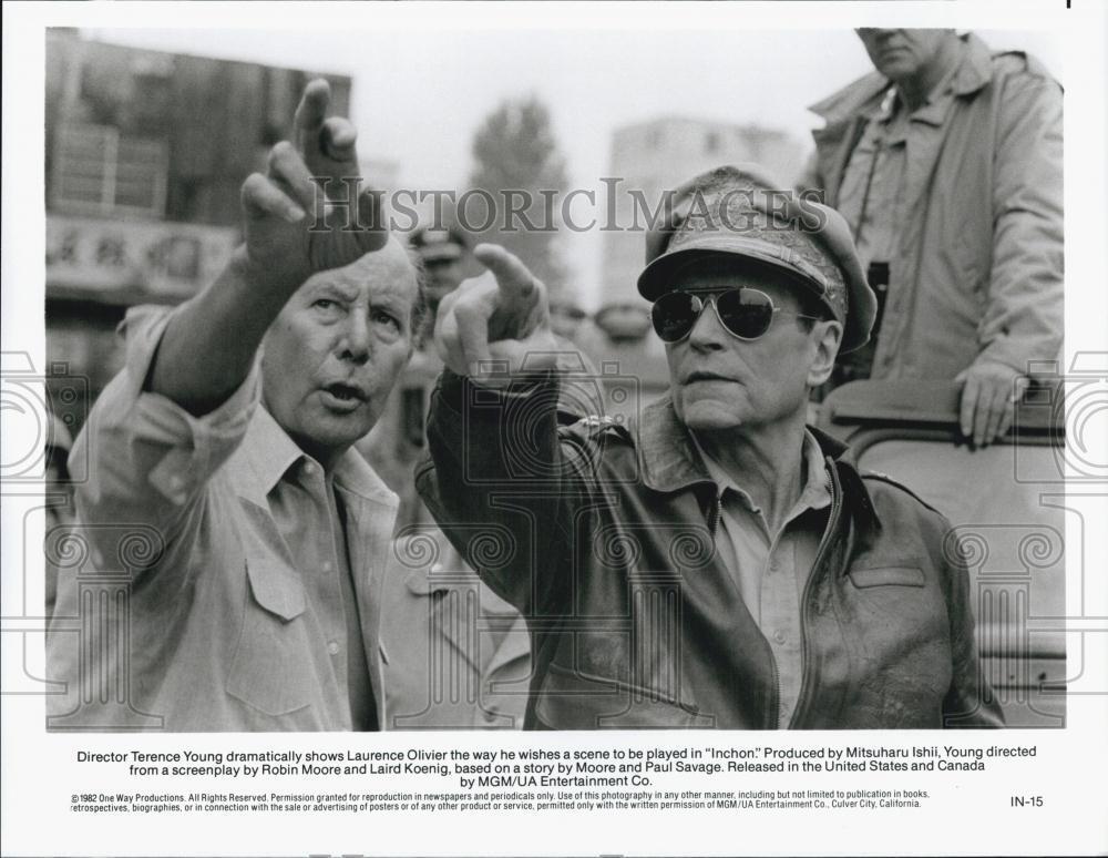 1982 Press Photo Director Terence Young, Laurence Olivier \