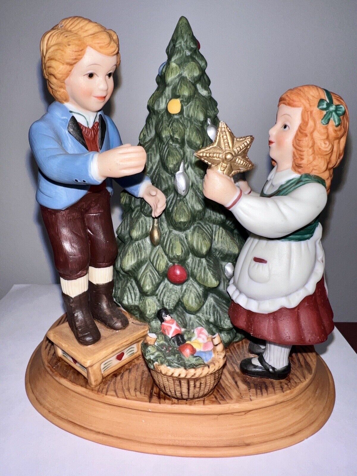 Avon 1982 Christmas Memories Series Figurine Keeping The Christmas Tradition