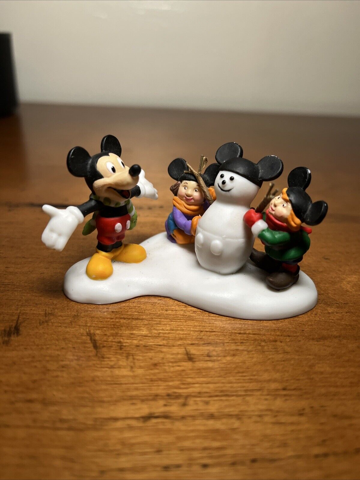 Dept 56 North Pole Disney Showcase Accessory - Mickey Builds A Snowman #56.56849