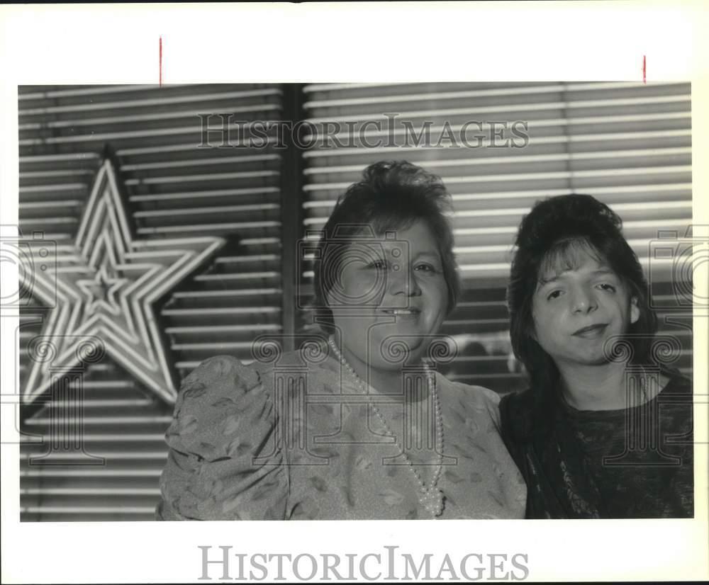 1989 Press Photo Immigrants Wait to Become Citizens in San Antonio, Texas