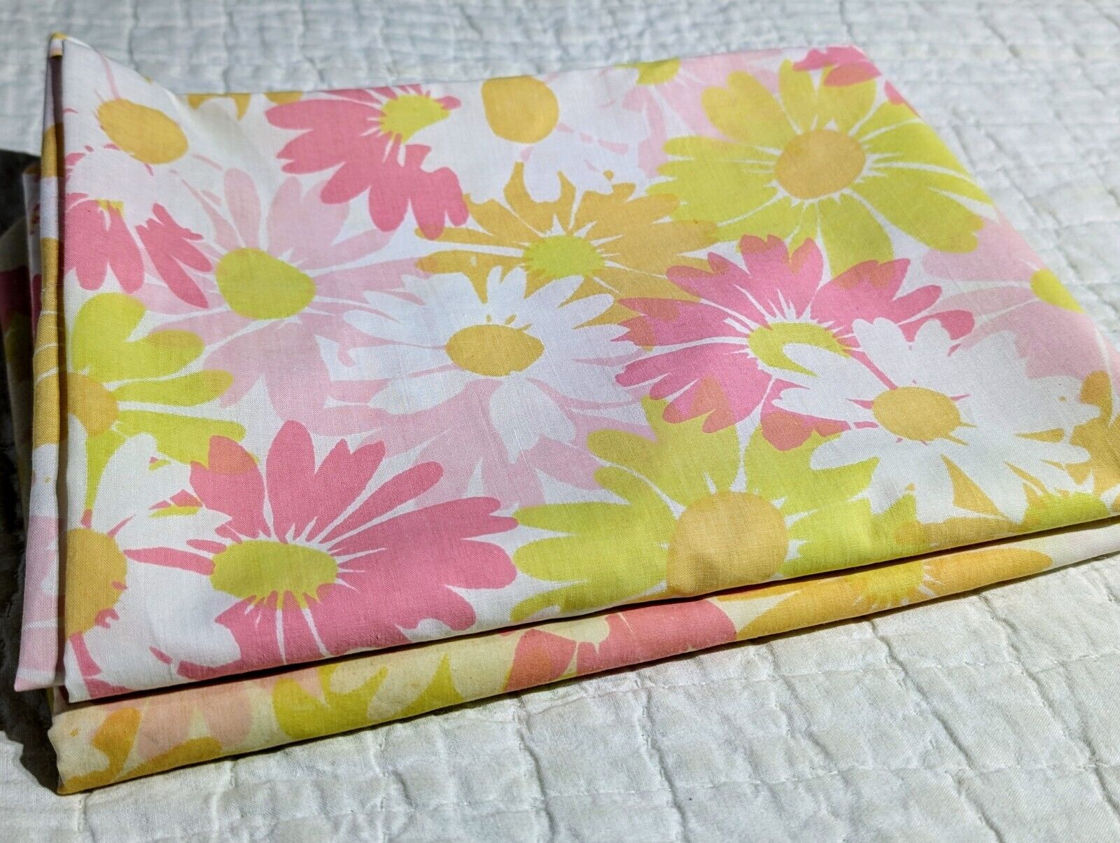 Vintage Daisy Pillowcase Pequot Set Groovy Hippie Pink Yellow Standard Flawed