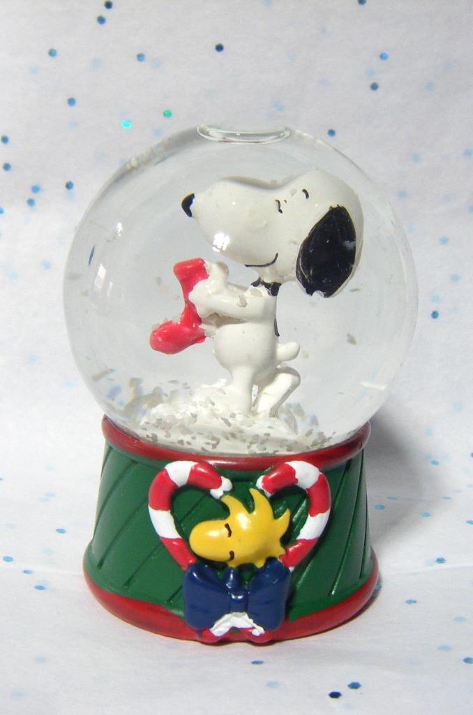 PEANUTS Snoopy Woodstock Mini Christmas Theme Snow Globe Collectibles