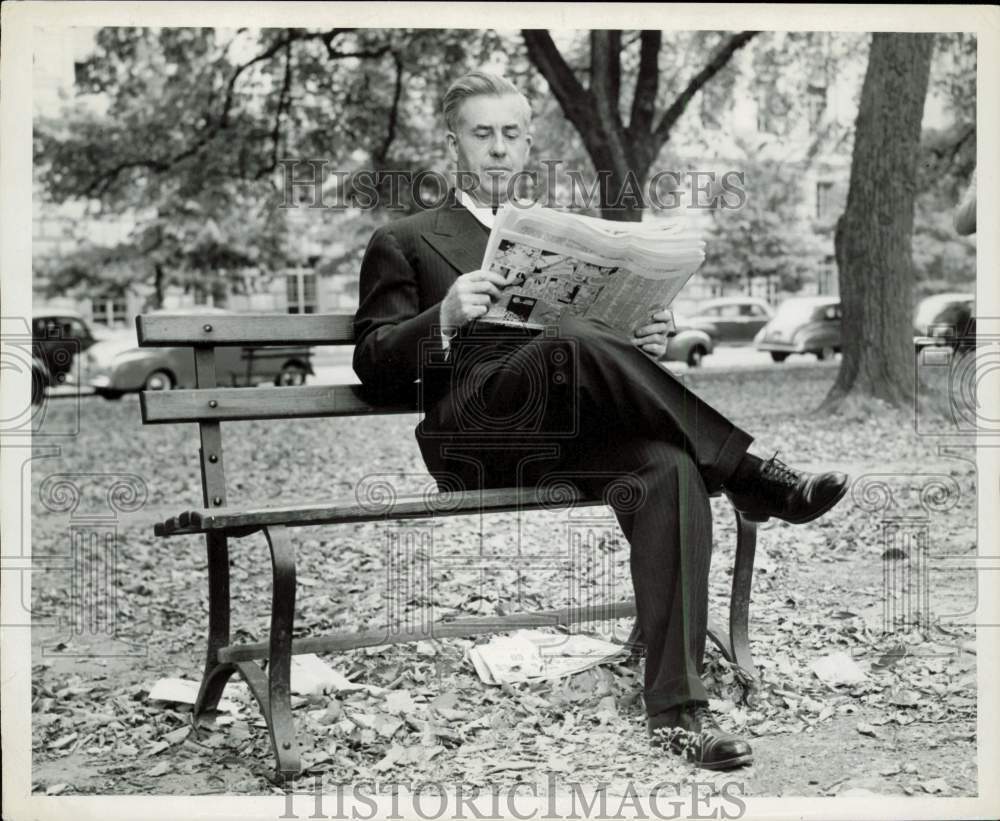 1946 Press Photo Secretary of Commerce Henry A. Wallace reads paper outside