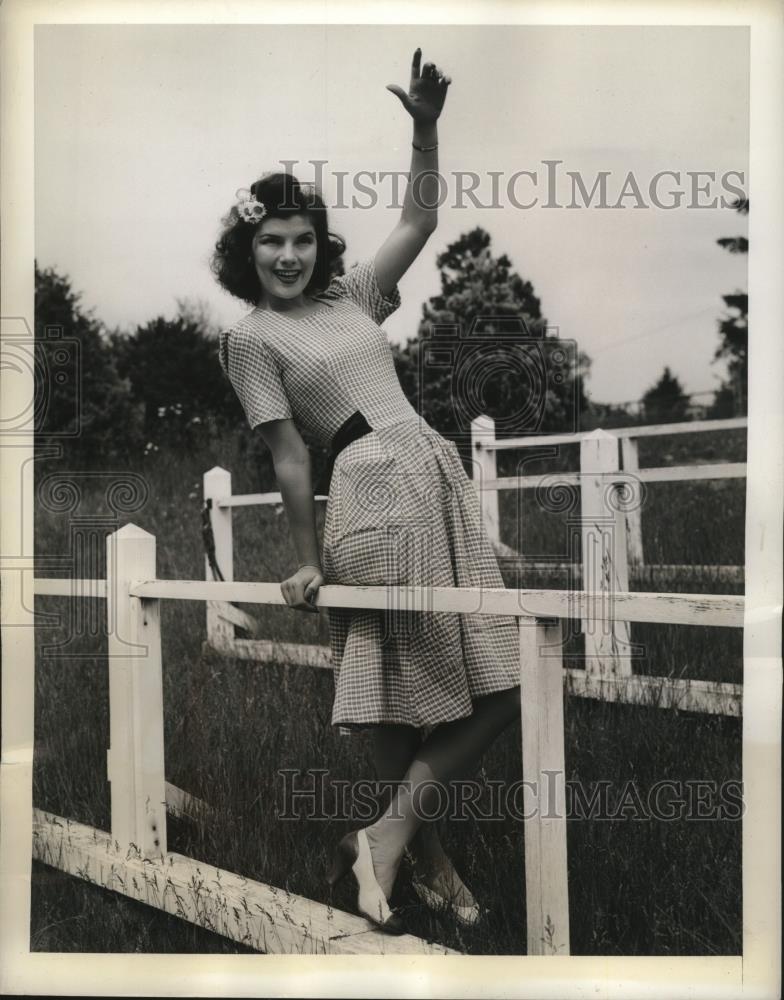 1941 Press Photo Model Wearing Checked Cotton Twill Dress - ney16268